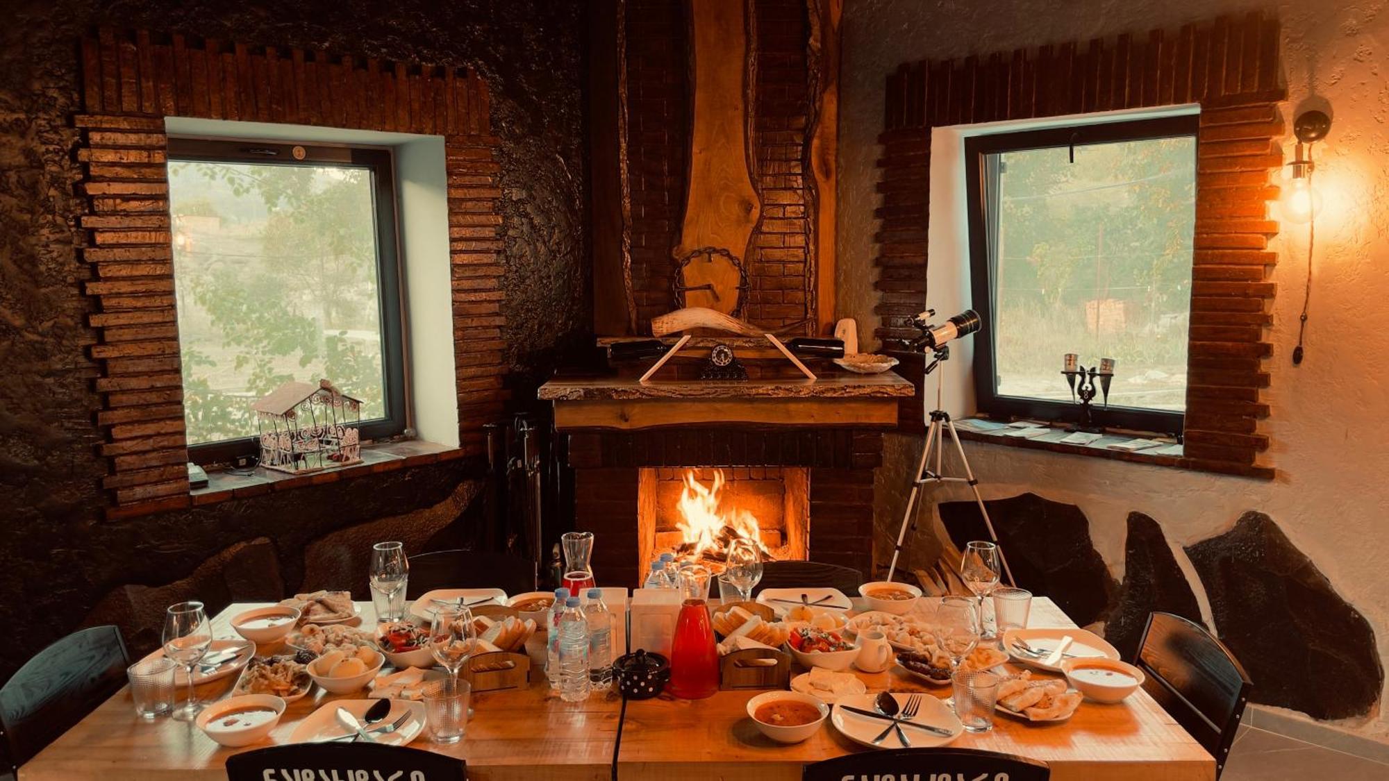 Hotel Hobbiton Near Vardzia Caves T'mogvi Buitenkant foto